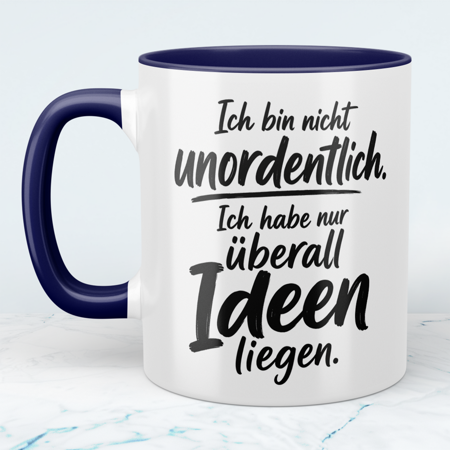 Tasse „Ich bin nicht unordentlich. Ich habe nur überall Ideen liegen“ – lustige Spruch-Tasse für Kreative