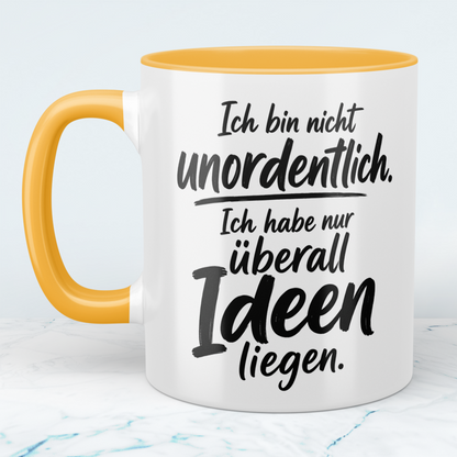 Tasse „Ich bin nicht unordentlich. Ich habe nur überall Ideen liegen“ – lustige Spruch-Tasse für Kreative