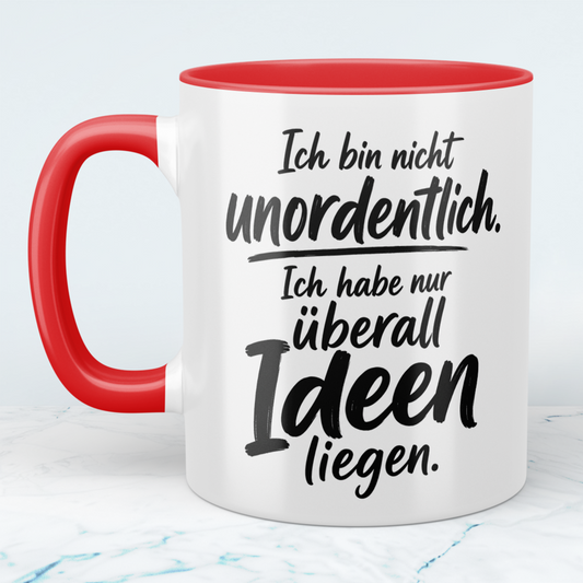 Tasse „Ich bin nicht unordentlich. Ich habe nur überall Ideen liegen“ – lustige Spruch-Tasse für Kreative