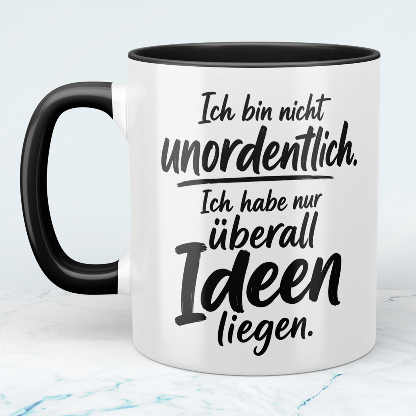 Tasse „Ich bin nicht unordentlich. Ich habe nur überall Ideen liegen“ – lustige Spruch-Tasse für Kreative