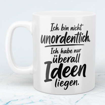 Tasse „Ich bin nicht unordentlich. Ich habe nur überall Ideen liegen“ – lustige Spruch-Tasse für Kreative