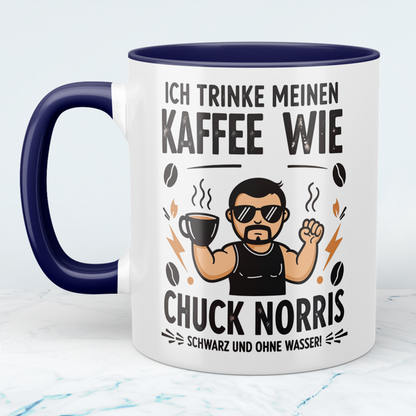 Lustige Chuck Norris Tasse – Ich trinke meinen Kaffee wie Chuck Norris: Schwarz und ohne Wasser