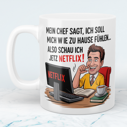 Lustige Bürotasse mit Spruch: Mein Chef sagt, ich soll mich wie zu Hause fühlen – also schau ich jetzt Netflix!