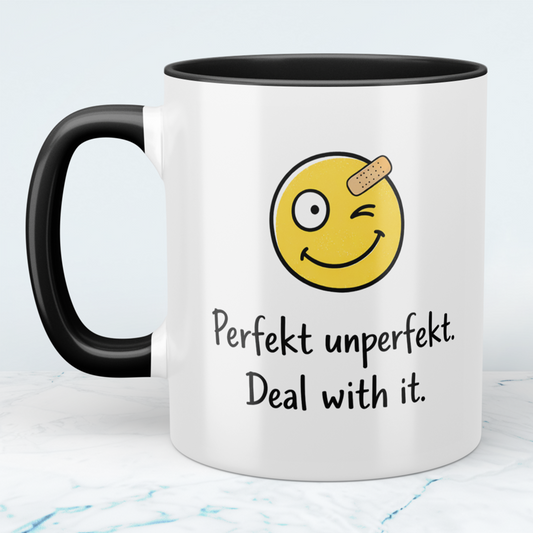 Lustige Tasse mit Spruch „Perfekt unperfekt – Deal with it!“ | Geschenk für Arbeit & Kollegen
