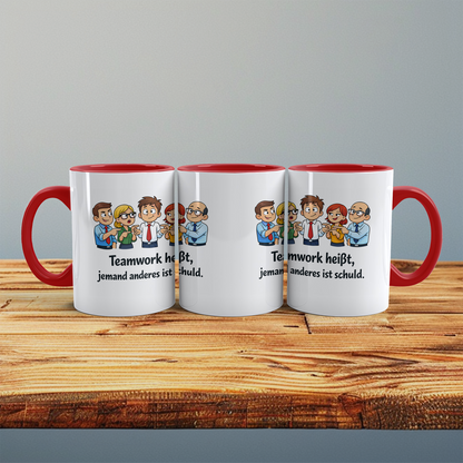 Lustige Bürotasse mit Spruch „Teamwork heißt, jemand anderes ist schuld“ | Geschenk für Kollegen & Arbeit
