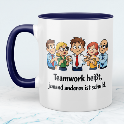 Lustige Bürotasse mit Spruch „Teamwork heißt, jemand anderes ist schuld“ | Geschenk für Kollegen & Arbeit