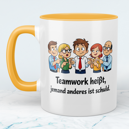 Lustige Bürotasse mit Spruch „Teamwork heißt, jemand anderes ist schuld“ | Geschenk für Kollegen & Arbeit