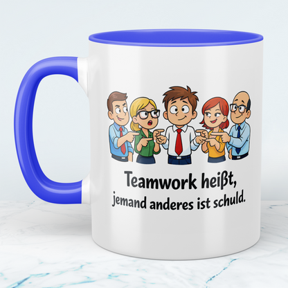Lustige Bürotasse mit Spruch „Teamwork heißt, jemand anderes ist schuld“ | Geschenk für Kollegen & Arbeit