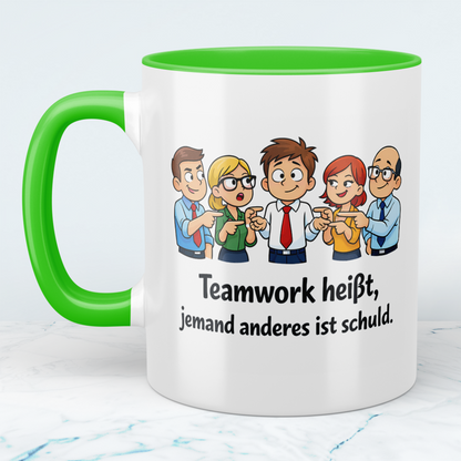 Lustige Bürotasse mit Spruch „Teamwork heißt, jemand anderes ist schuld“ | Geschenk für Kollegen & Arbeit