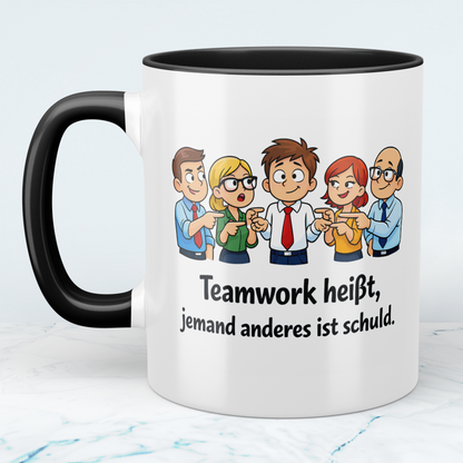 Lustige Bürotasse mit Spruch „Teamwork heißt, jemand anderes ist schuld“ | Geschenk für Kollegen & Arbeit