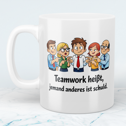 Lustige Bürotasse mit Spruch „Teamwork heißt, jemand anderes ist schuld“ | Geschenk für Kollegen & Arbeit