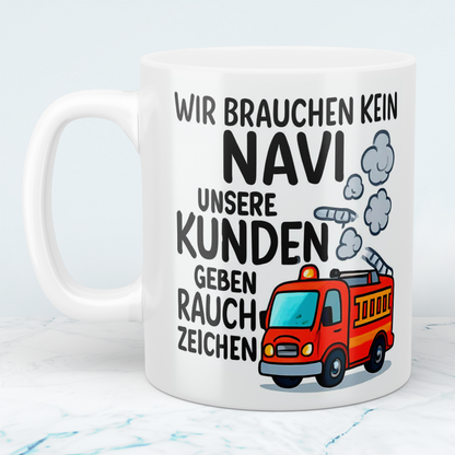 Lustige Feuerwehrtasse mit Spruch – Wir brauchen kein NAVI, unsere Kunden geben Rauchzeichen