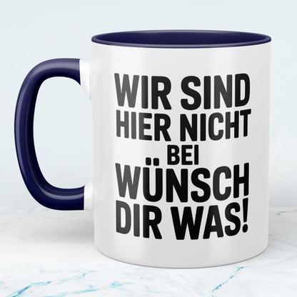 Lustige Kaffeetasse mit Spruch „Wir sind hier nicht bei Wünsch Dir Was!“ – Geschenkidee für Kollegen, Arbeit & Freunde