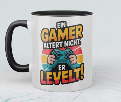 Lustige Gamer Tasse – Ein Gamer altert nicht, er LEVELT! – Geschenk für Zocker & Videospiel-Fans