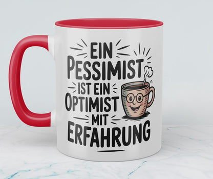 Humorvolle Tasse: “Ein Pessimist ist ein Optimist mit Erfahrung” – Witziges Geschenk für Büro-Kollegen